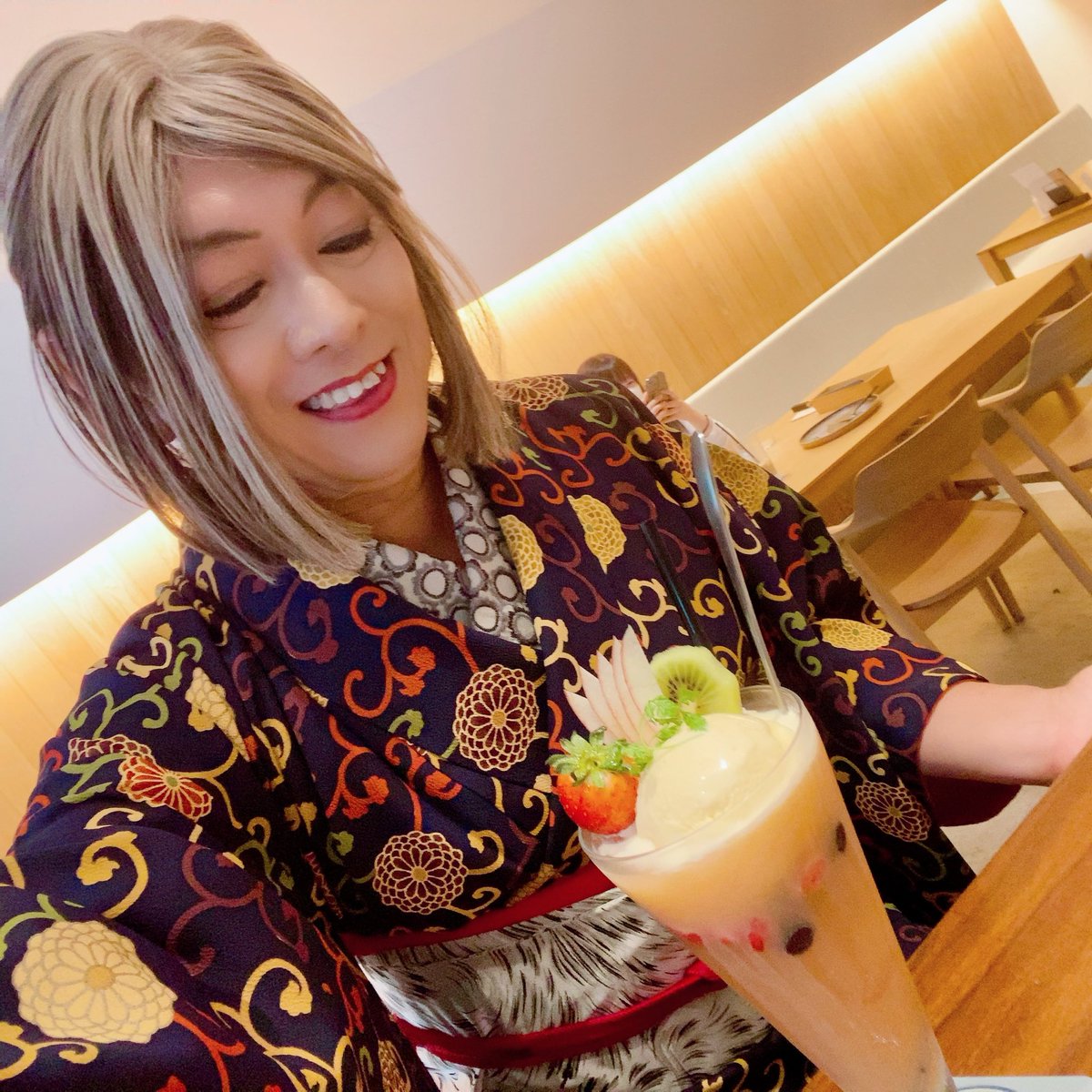 lucifferr41's tweet image. こんな感じで撮ってます✨
フルーツティー、アイスクリーム乗せ🍨
