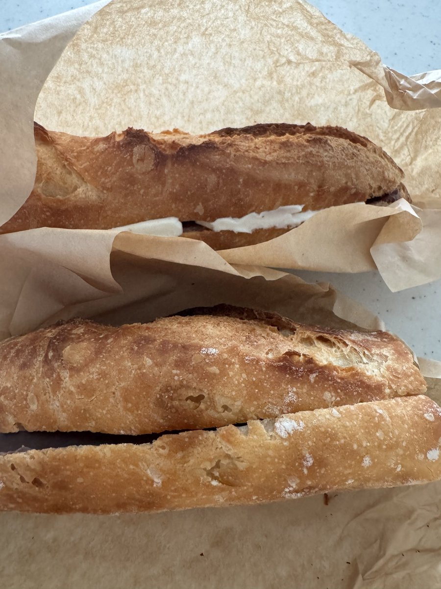 0IX31GH5Tw7TRgm's tweet image. 長野県松本市
#kopin.bread
2回目の訪問
バゲット
チョコはさんだやつ
あんバタ
1回目もこれしか残ってなくて次こそ他も食べてみたい！