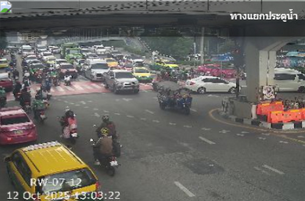 fm91trafficpro's tweet photo. 13.06 น. ติดขัดมาก! ถนนเพชรบุรี ขาออก ผ่านแยกราชเทวี ไปทางประตูน้ำ รถติดขัดมาก ท้ายแถวสะสมอยู่ที่สะพานข้ามแยกยมราช ส่วนฝั่งขาออก ก็แน่นเหมือนกัน ท้ายอยู่ที่แยกชิดลมเพชร และด้านถนนพญาไท ขาเข้า มุ่งหน้าแยกราชเทวี ก็ติดขัด ท้ายแถวสะสมอยู่ที่อนุสาวรีย์ชัยฯ #รายงานจราจร #รถติด #FM9 https://t.co/52yIrwYC7D