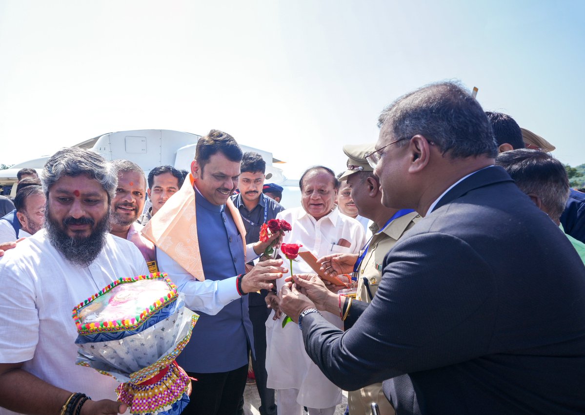 CMOMaharashtra's tweet image. 🔸CM Devendra Fadnavis arrives in Mandangad, Ratnagiri District, for the inauguration of the new &apos;Civil and Criminal Court&apos; building.
🔸मुख्यमंत्री देवेंद्र फडणवीस यांचे मंडणगड, जिल्हा रत्नागिरी येथील &apos;दिवाणी व फौजदारी न्यायालय&apos; नूतन इमारतीच्या उदघाटन कार्यक्रमासाठी मंडणगड,…