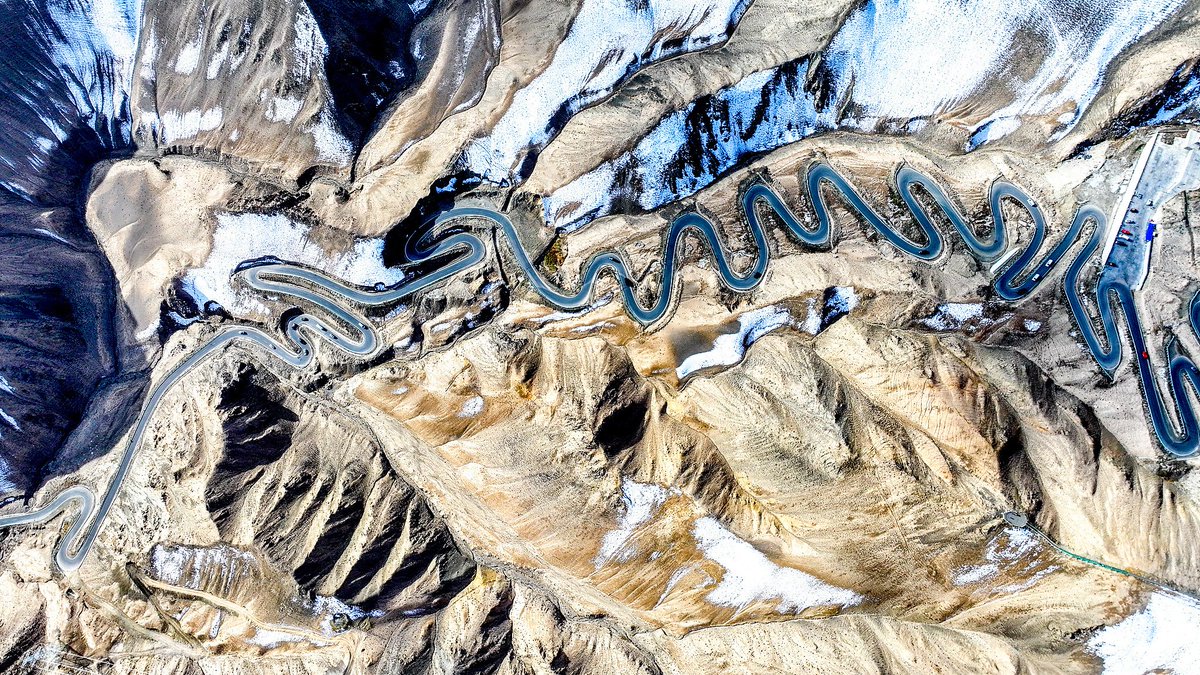 CGTNOfficial's tweet image. With a total length of 36 kilometers and more than 600 hairpin turns, the Panlong Ancient Road is famed for its dizzying switchbacks and breathtaking scenery. Located in Kashi City, northwest China&apos;s #Xinjiang Uygur Autonomous Region, the road coils like a giant dragon through…