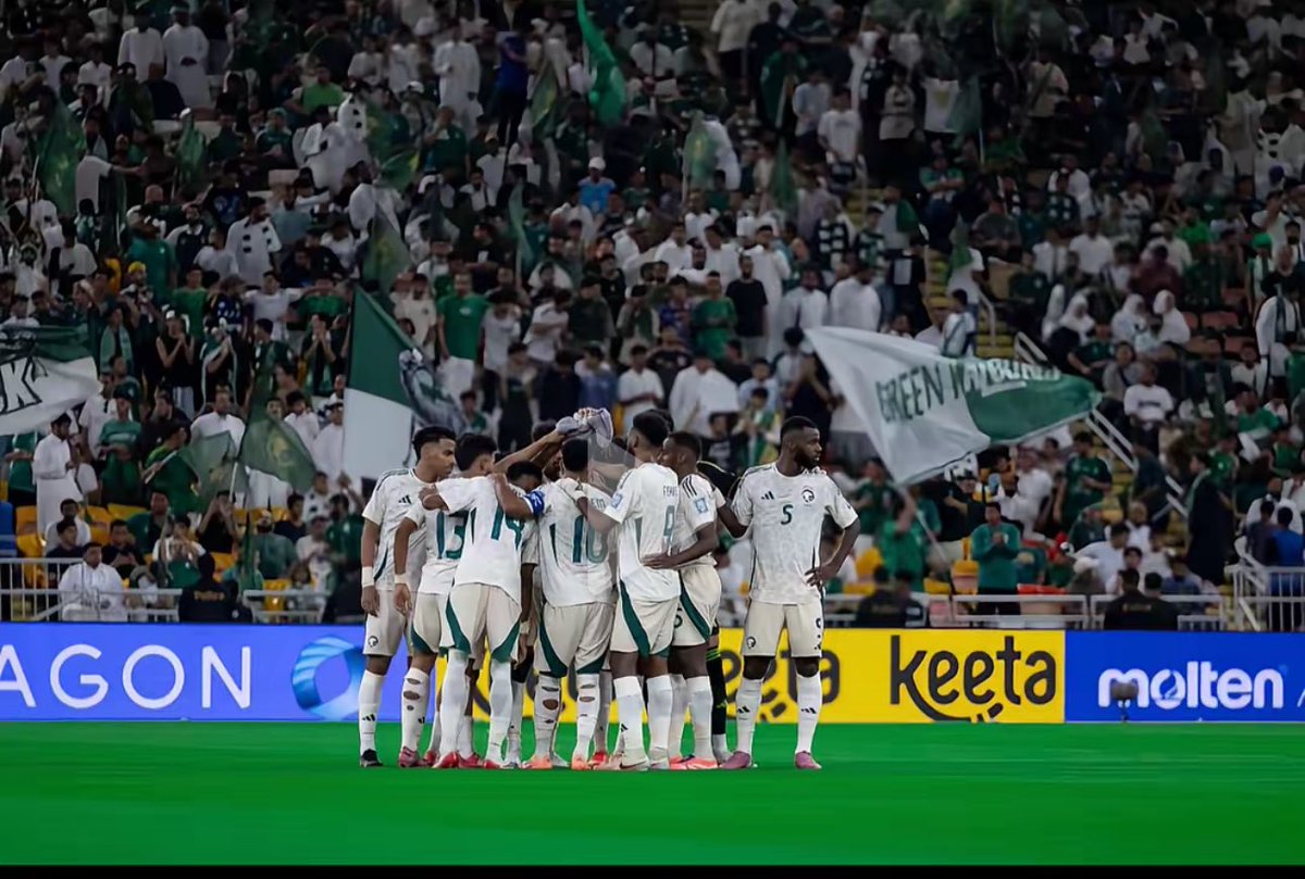 ولع الشباب خل السماء تدوي دوي
 واضرب القاع الفسيحه مثل ضرب الصقيل
 مالكم عذر يا صقورنا يالفوز يالفوز ⚔️🇸🇦