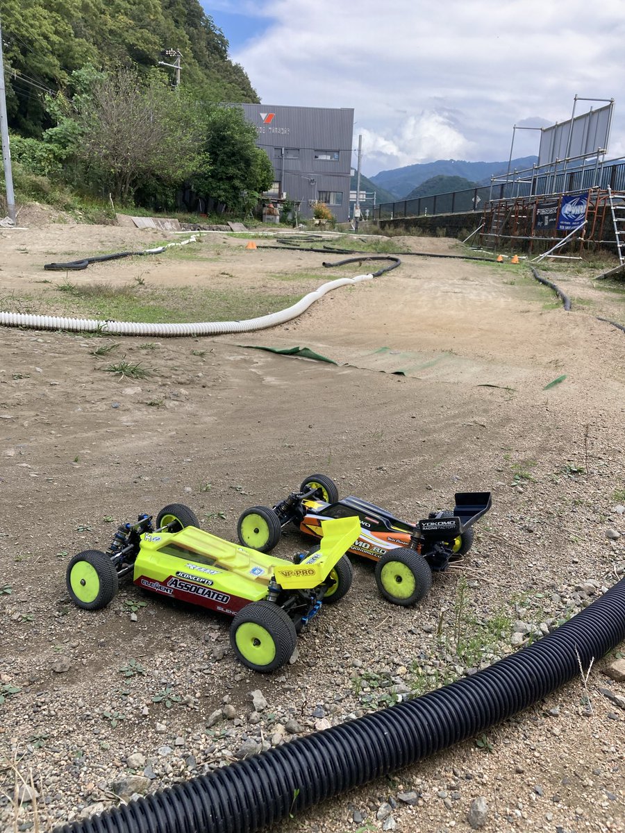 B74.Dの自分的シェケダンしてきた💨
確かに二駆より四駆走りやすいが、やはり腕前次第！
ちょっとモーター周りの組み付け甘かったのか、ネジ緩みやすくて、再度見直そう

元オーナーのあずきさんとも
ちょっとご一緒できた♫

BigJump八鹿

#ラジコン