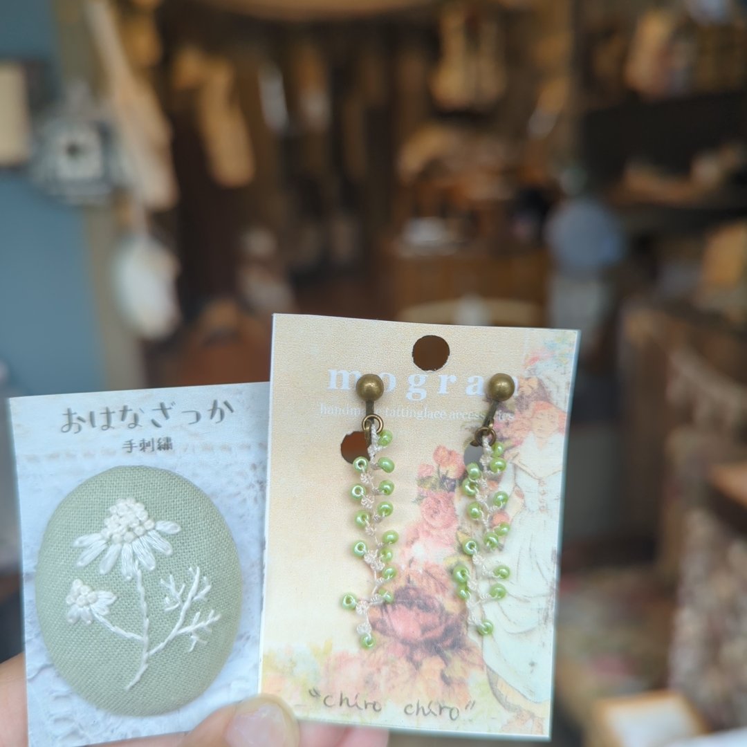 moca_m_o's tweet photo. atelier and shop moca
🍁🍂┈𝙾𝙿𝙴𝙽┈🍁🍂
このあと19時まで営業しております🙇‍♀️
昨日CHIEがもこもこアイテム紹介していたので今日は繊細アイテムご紹介🕸🕸🕸どちらにも良さがありますよね✨皆さんはもこもこ系と繊細系どちらがお好きですか〜⁉️今年の秋冬もぜひどちらもお楽しみ下さい❣️suu🐞 https://t.co/HOPWF8mMXC