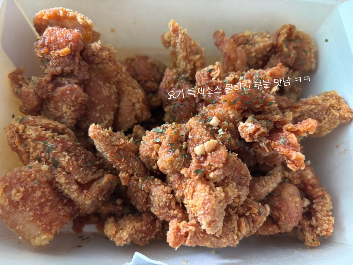 V_Heee's tweet image. 태형이따라 나도 맘터 치킨 시켜봄!
진짜 맛있넹ㅋㅋ 태형이 맛잘알!
그 특제소스가 묻혀져있는 부분이 달작지근하면서 맛남👍

#KimTaehyung #KIMTAEHYUNG #BTSV 
#뷔