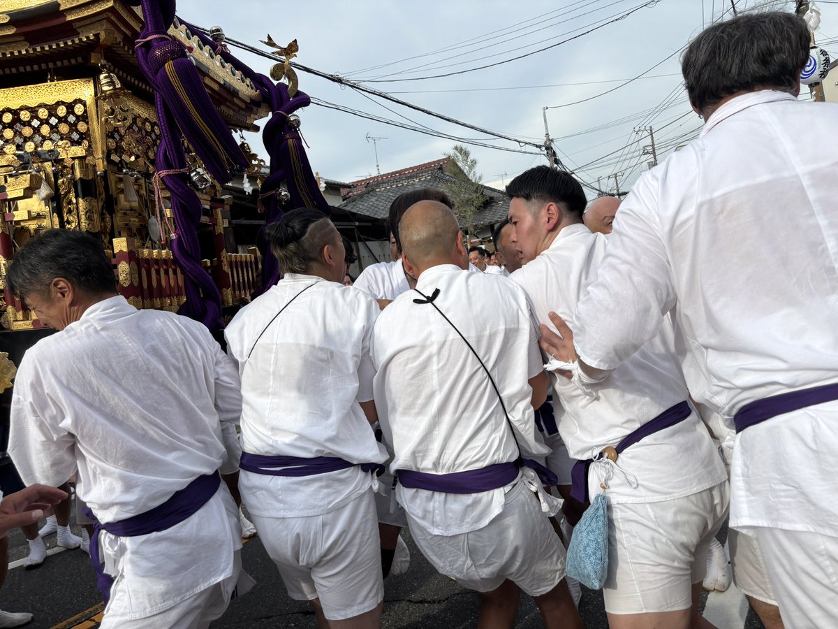 uragyo's tweet image. 四ヶ村祭礼神輿渡御
湊新田→湊への引き渡し
最後の町内ということで引き渡し渋りも激しいような
担ぎ手の腰回り(帯)も紫(湊新田)から白(湊)へ
#行徳