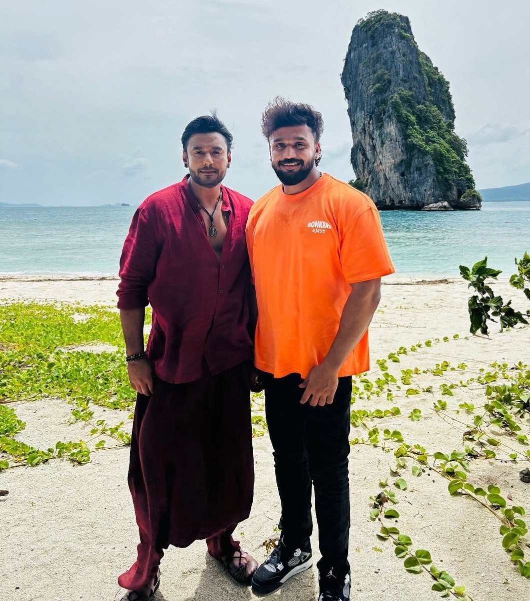 AICSDF's tweet image. Exclusive Pic 💥😎

Boss with @Dhanveerahh

#DBoss #BossOfSandalwood #DBossForever #BossOfSandalwood