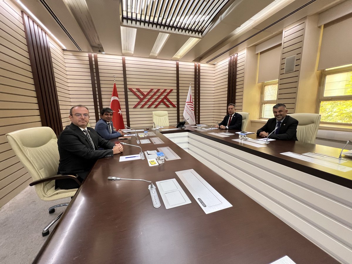 Ahmet Bey, <a href="/ahmetunluysafak/">Ahmet ÜNLÜ</a> 
Üniversite çalışanlarını yalnızca akademik personel olarak değerlendirmek, yükseköğretim sistemine yapılan en büyük haksızlıklardan biridir.

Bugün nasıl ki 2014 yılında çıkarılan Yükseköğretim Tazminatı düzenlemesinden idari personel