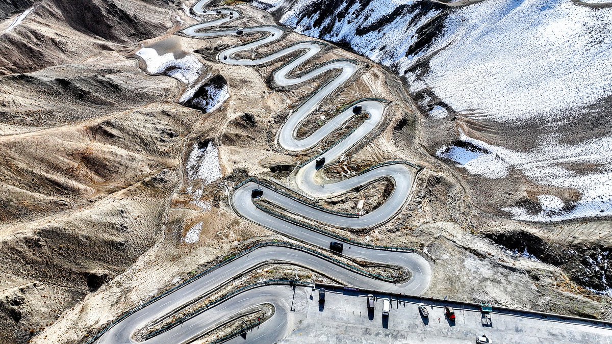 CGTNOfficial's tweet image. With a total length of 36 kilometers and more than 600 hairpin turns, the Panlong Ancient Road is famed for its dizzying switchbacks and breathtaking scenery. Located in Kashi City, northwest China&apos;s #Xinjiang Uygur Autonomous Region, the road coils like a giant dragon through…