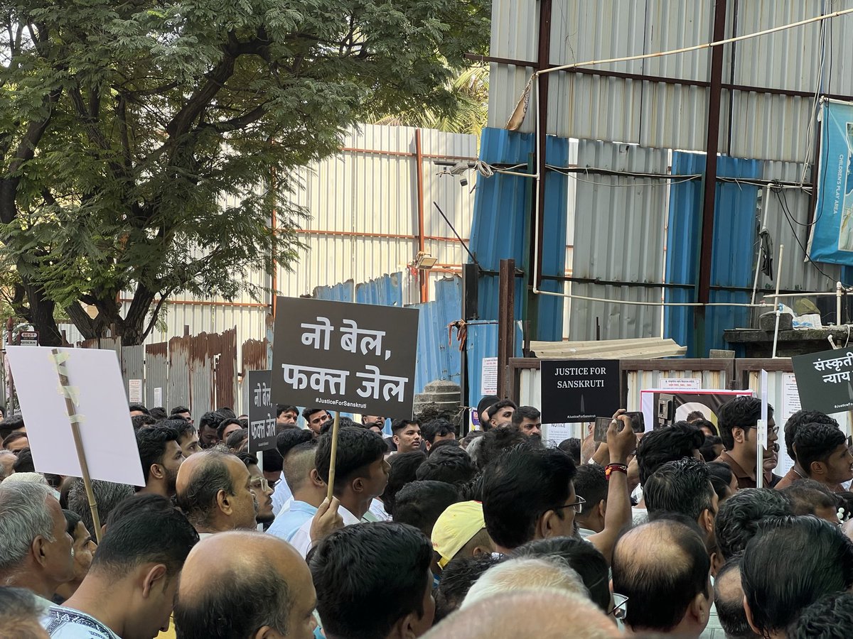 shettyniraj25's tweet image. Thousands gathered for protests in Jogeshwari, Mumbai against police inaction demanding justice for Sanskruti and arrest of Builder Bhavesh Sanghrajka of Sharaddha builders @MumbaiPolice @mybmc @CPMumbaiPolice