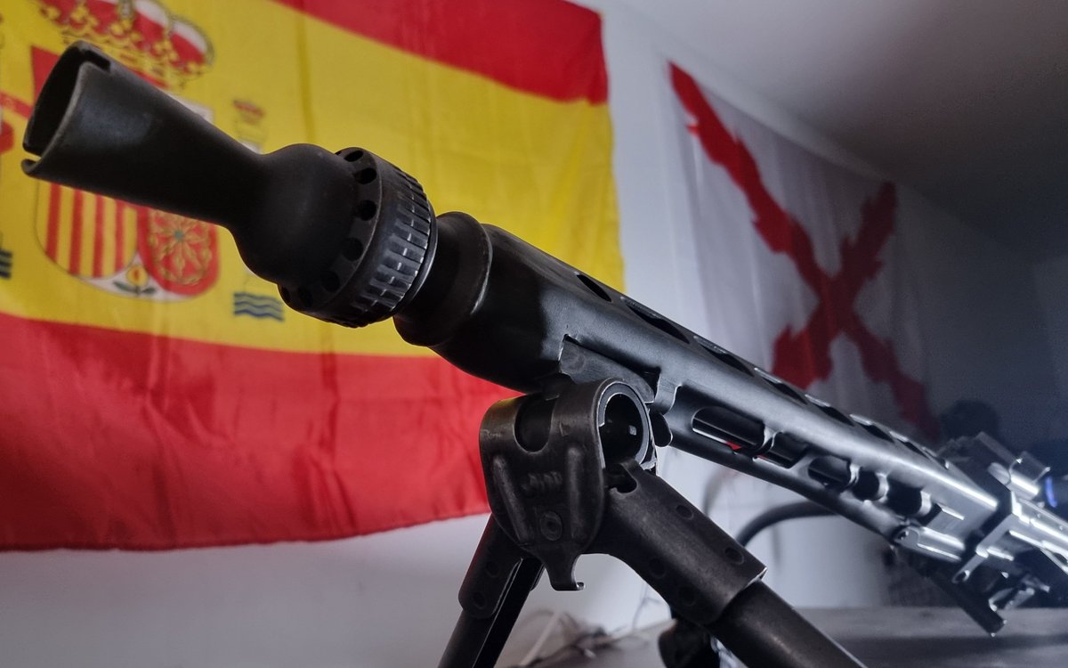 tacticalporn's tweet photo. Queriendo yo un día 
saber qué es la patria
me dijo un anciano
que mucho la amaba.
La patria se siente
no tiene palabras,
que claro la expliquen
las lenguas humanas.

Feliz día, camaradas🇪🇸 https://t.co/aym1n6U1Ks