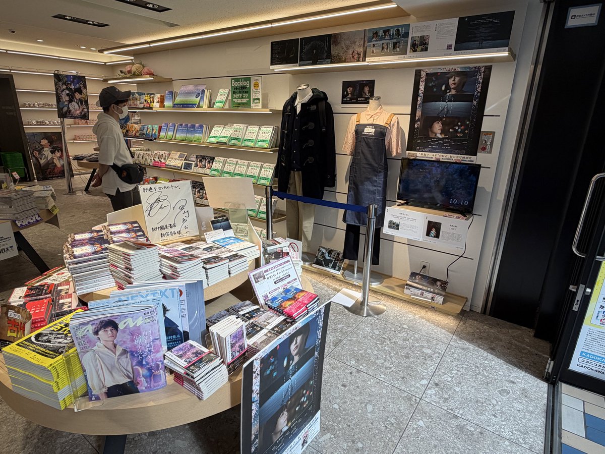 matsumoo's tweet photo. 新宿ナイアガラの滝や電話ボックスも巡礼。紀伊國屋書店には特設コ���ナーができてました。#秒速5センチメートル https://t.co/eEAjX6J28J