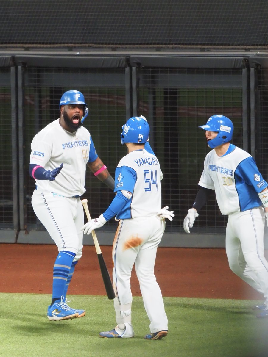 h_m_F17's tweet image. 叫ぶレイエスと郡司さんとｶﾞﾀｼｭｰ!

 #レイエス
 #郡司裕也
 #山縣秀
 #lovefighters
 #まだ見ぬ景色をエスコンで