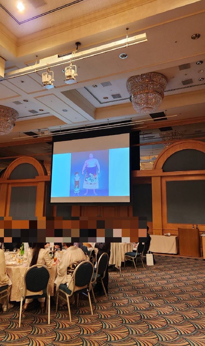 mami1332's tweet image. ヤスです！来賓ご挨拶の後は親方の歴史のスライド等も見ながらお食事御歓談へ🍴 #王鵬関 も登場して盛り上がり😊今回は私司会なので2ショットお願いするヒマ無く💦ワンチャン自撮り何とか成功！さてお食事も一寸ご紹介😋続く✨️

#ミンキーヤス #TOKAIRADIO #レインボータウンFM #大嶽親方