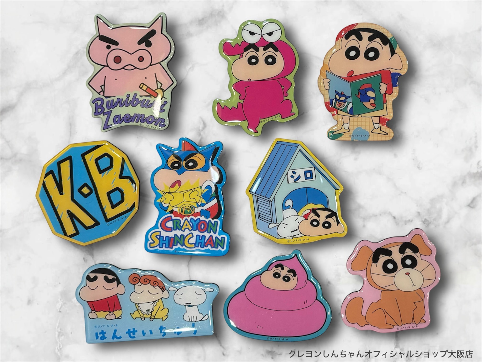 クレヨンしんちゃん アクションデパート 大阪店 3周年 記念 缶バッジ クレヨンしんちゃん アクションデパート 大阪店 3周年 記念 缶バッジ