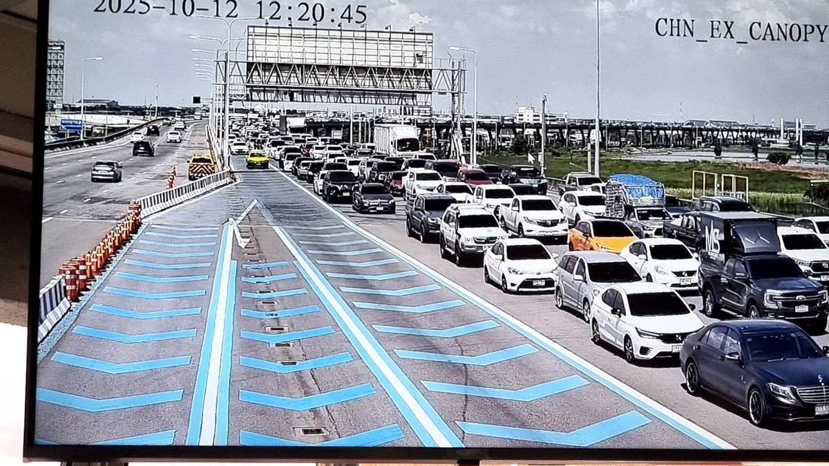 fm91trafficpro's tweet image. 13.19 น. สภาพการจราจรทางพิเศษบูรพาวิถี ขาออก ผ่านหน้าด่านชลบุรี การจราจรติดขัดมาก ท้ายแถวสะสมประมาณ 3 กม.  เนื่องจากเป็นวันหยุด นักท่องเที่ยวเดินทางเข้าจังหวัดชลบุรีจำนวนมาก แนะนำผู้ใช้เส้นทางเลี่ยงลงด่านบางปะกงแทน จะสะดวกกว่ารอเข้าด่านชลบุรี #รายงานจราจร #รถติด #FM91