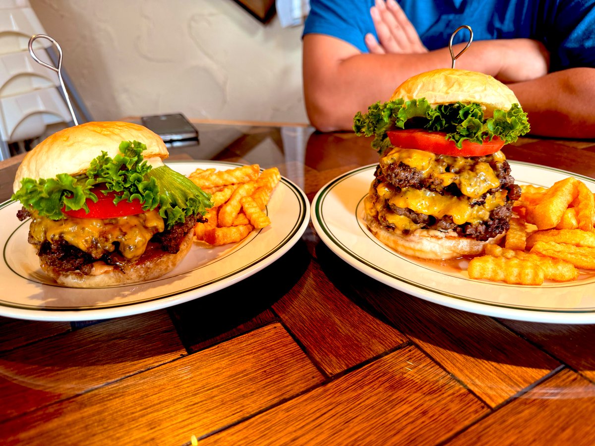 なんとも肉々しいバーガーよ。
だが、これでは満たされないのだ。次だ次。
