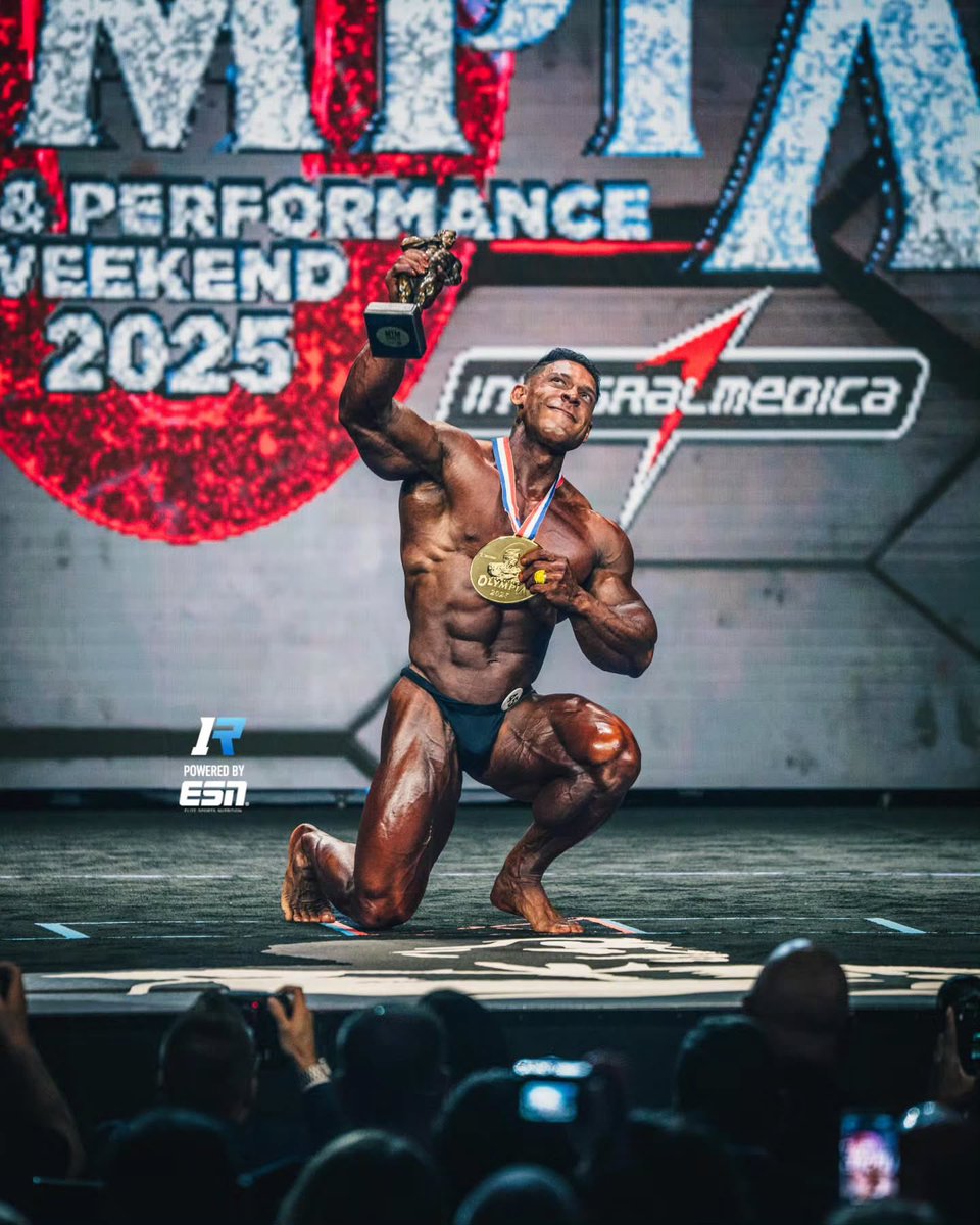 Ele virou profissional comendo arroz e ovo todo dia porque não tinha condições. Ainda comprava o ovo fiado.

Hoje é campeão no Mr. Olympia. 

Ramon Rocha Queiroz, o nosso Dinossauro. 🦖🦖🦖