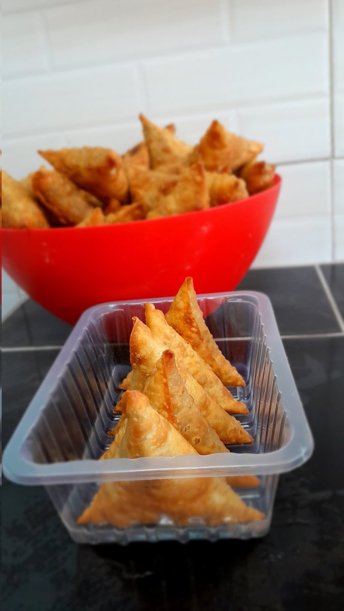 RusticKitchenKe's tweet photo. Blessed Sunday &amp; Happy New Week
Order the best Samosas in Nairobi, Kenya.
Delicious Halal beef or Veg Samosas made from the best &amp; freshest ingredients. 
12 Raw 540/-
12 Cooked 660/-
Call, text or WhatsApp us on 0729 315 274 for orders or inquiries
#Samosa #beef #veggie #snack https://t.co/CwtDbwkQYD