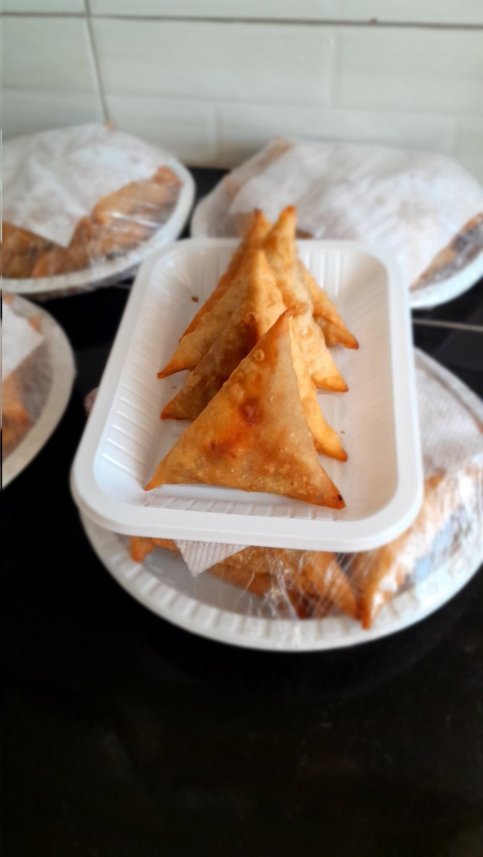 RusticKitchenKe's tweet photo. Blessed Sunday &amp; Happy New Week
Order the best Samosas in Nairobi, Kenya.
Delicious Halal beef or Veg Samosas made from the best &amp; freshest ingredients. 
12 Raw 540/-
12 Cooked 660/-
Call, text or WhatsApp us on 0729 315 274 for orders or inquiries
#Samosa #beef #veggie #snack https://t.co/CwtDbwkQYD