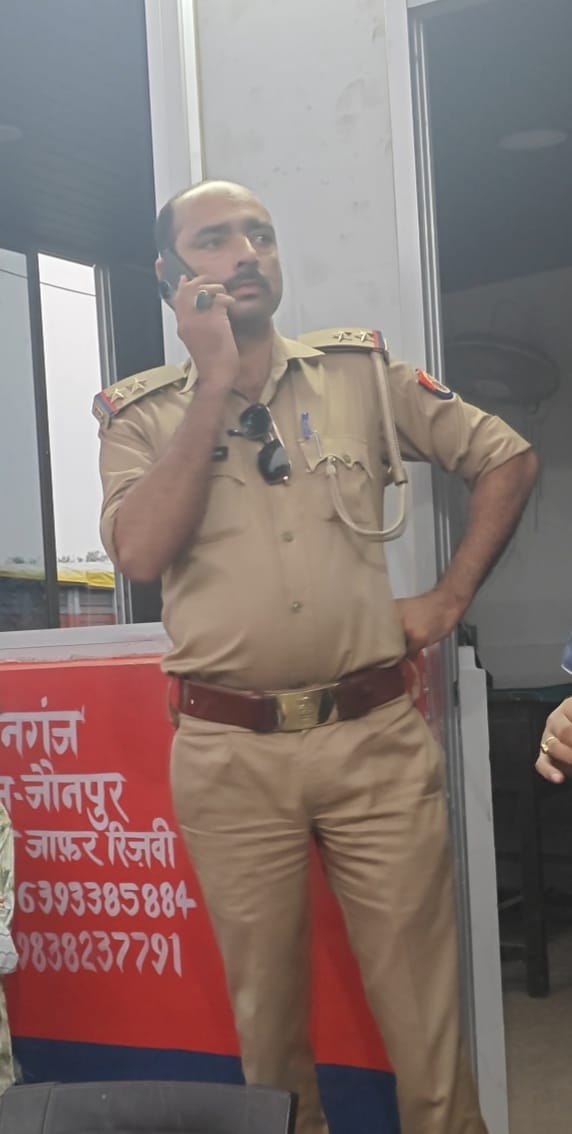 avadhnewsnet's tweet photo. दिनांक 11 अक्टूबर शाम 5:30- 6:00 बजे के बीच जौनपुर के इमरानगज बजार पुलिस चौकी प्रभारी मोहम्मद सैय्यद हसन रिज़वी ने मामूली सी बात पर हमारे पत्रकार से बदसुलूकी और मारपीट की गई तत्काल निलंबित करें प्रभारी का गौतस्करों से मिलीभगत
@adgzonevaranasi 
@dgpup 
@Uppolice 
@IgRangeVaranasi https://t.co/tEr0iVlB7G