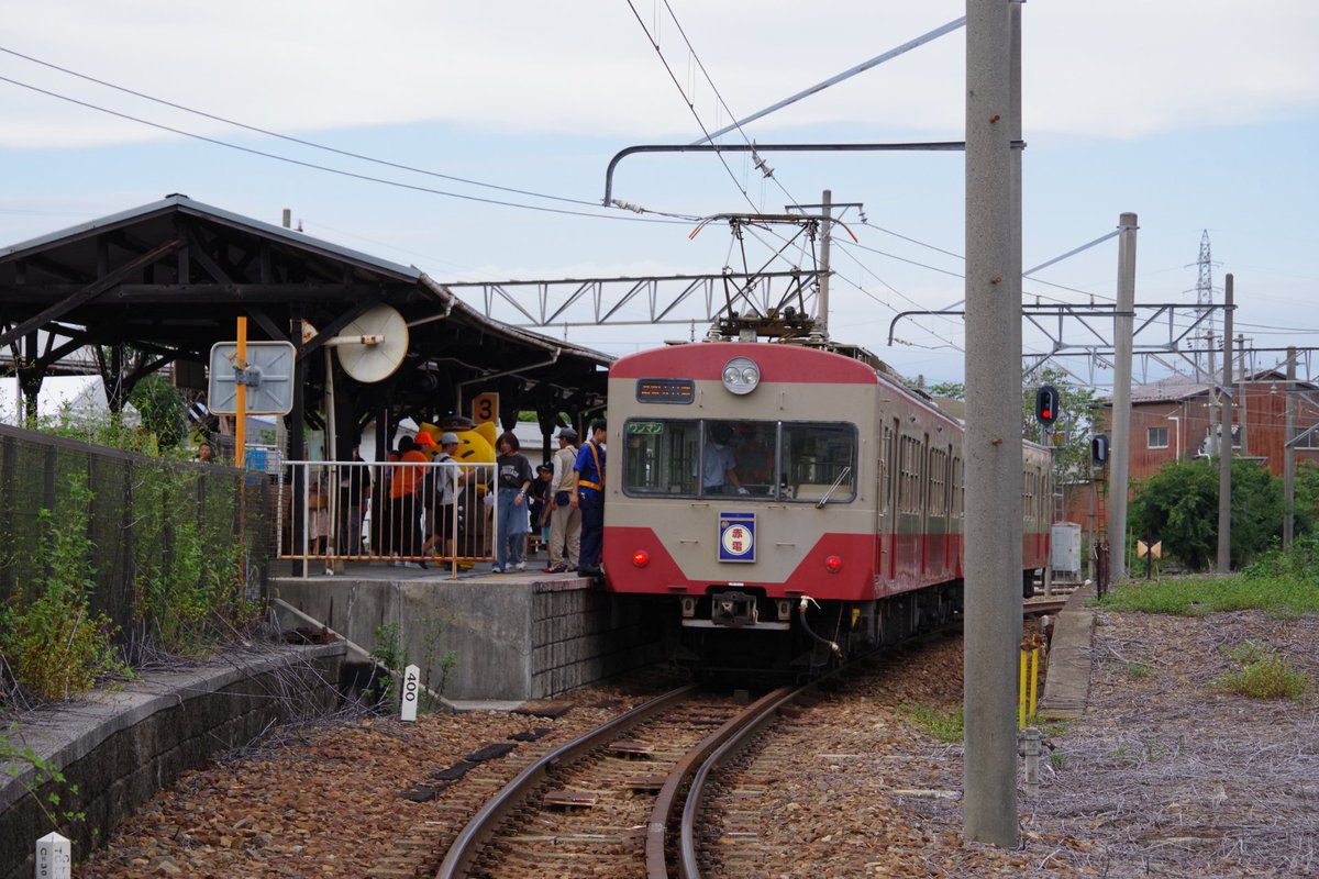 23yanotabibito's tweet image. 今、スクリーン。
来月中旬に引退する(らしい)近江鉄道の赤電を撮影。
近江鉄道各路線の景色のいい所で撮りたかったが、今日は残念ながら終日景色の単調な多賀線高宮～多賀大社前間ピストン運用…((T_T))

#近江鉄道
#元西武鉄道赤電