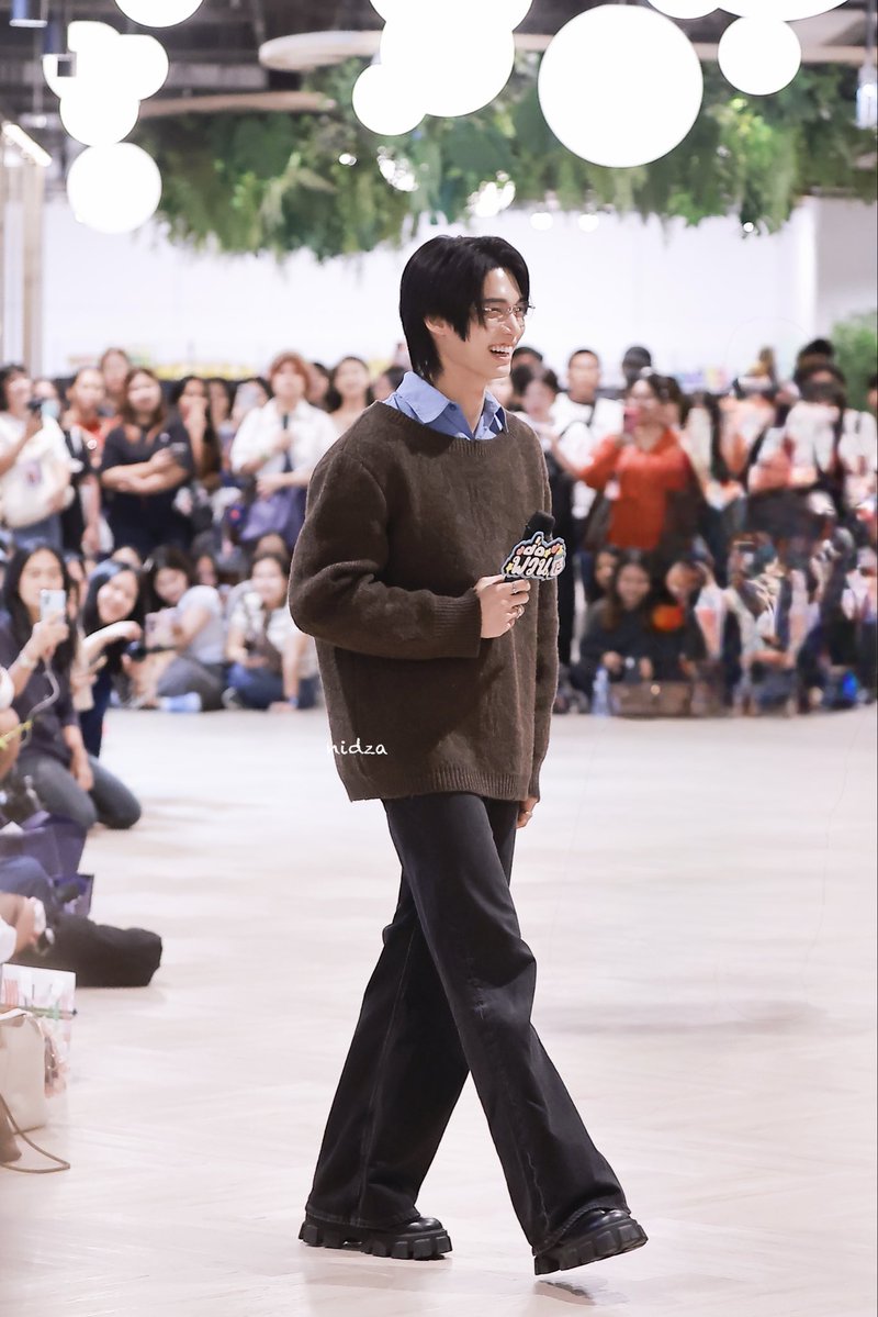 NIDZA7822's tweet image. เดินทั่วถึงมาก น้องวินใจดีกับทุกคน🥰🫶 

WIN METAA FANIVAL FANSIGN

#GMMTVFANIVALxWin 
#winmetawin @winmetawin