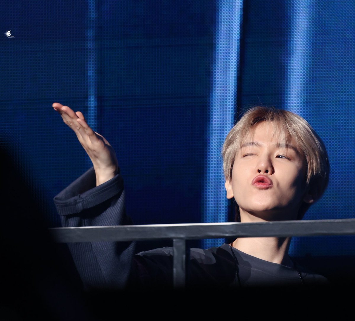 BBHLOOK__'s tweet image. a flying kiss from baekhyun