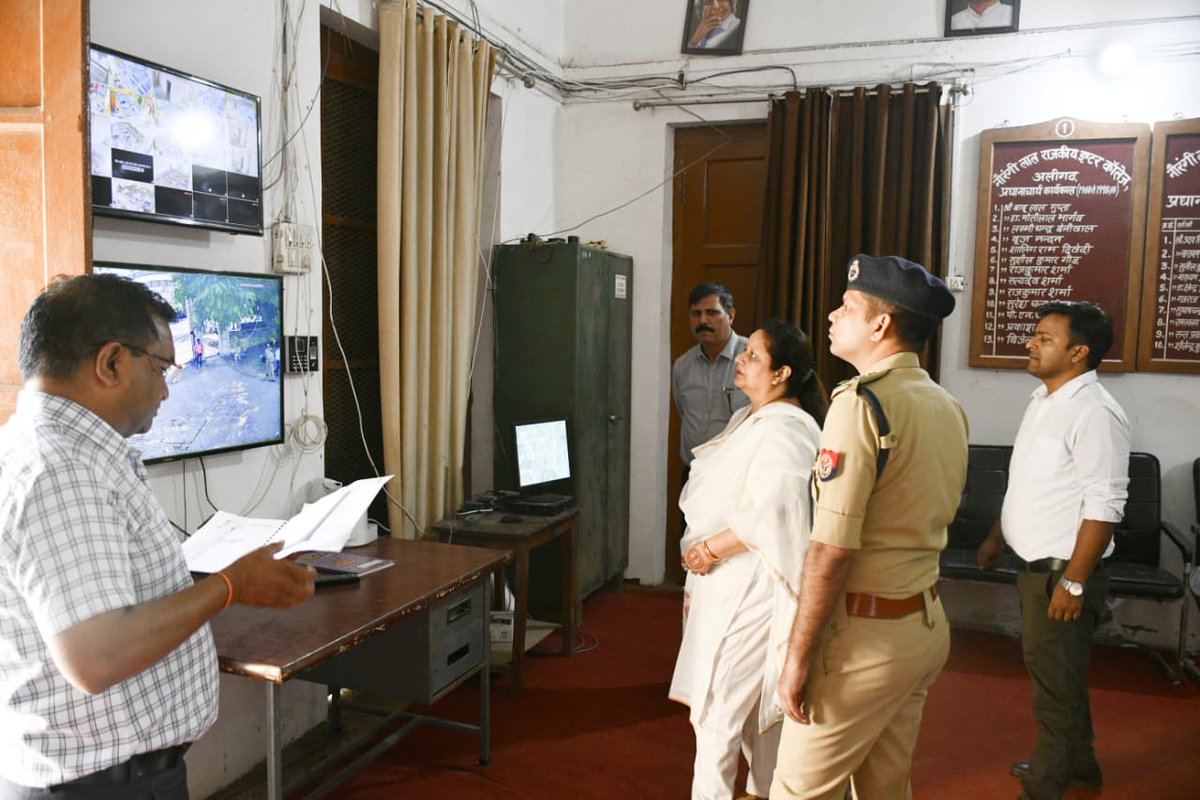 rangealigarh's tweet image. #Commissioner_AIH व #DIGRangeAligarh द्वारा #UPPSC द्वारा आयोजित प्रारम्भिक परीक्षाओं को सकुशल निर्विघ्न, पारदर्शी एवं शुचितापूर्ण सम्पन्न कराए जाने के दृष्टिगत जनपद #अलीगढ़ के विभिन्न परीक्षा केंद्रों का भ्रमण/निरीक्षण कर ड्यूटी में लगे पुलिस कार्मिकों को दिशा-निर्देश दिए गए ।