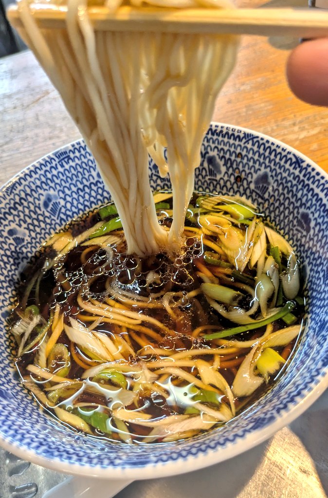 YLopwHmKN7bKAhb's tweet photo. ●中華そば　一楽さん🔴82
※《10月》🍜3〜4杯目
-----------------------------------　　　　　　　　　　　　　　　　　　
【合計：🍜447杯目】
-----------------------------------
🐯🩳🦵：
・🍜1　　 醤油昆布水のつけそば
　　　　　➕️麺大盛✖2　　   
・🍜2   　  白醤油らーめん
　（ありがとうございます✨🙇）
-----------------------------------

・ハッキリ言いますが、
　本当に凄すぎて絶句‥
　こんなにも、美味いラーメンを
　いまだかつて食べたことがない‥
　あぁ‥美味い、旨い、うまいっ!!　
　今日もすべてが完全優勝✨🏆️
　これはゆるぎません!!✨😎
　いつも本当にありがとう
　ございます✨🙇❤️
　ごちそうさまでした✨🙏