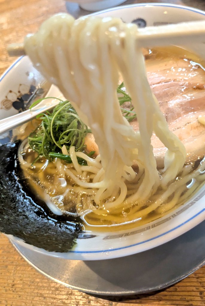 YLopwHmKN7bKAhb's tweet photo. ●中華そば　一楽さん🔴82
※《10月》🍜3〜4杯目
-----------------------------------　　　　　　　　　　　　　　　　　　
【合計：🍜447杯目】
-----------------------------------
🐯🩳🦵：
・🍜1　　 醤油昆布水のつけそば
　　　　　➕️麺大盛✖2　　   
・🍜2   　  白醤油らーめん
　（ありがとうございます✨🙇）
-----------------------------------

・ハッキリ言いますが、
　本当に凄すぎて絶句‥
　こんなにも、美味いラーメンを
　いまだかつて食べたことがない‥
　あぁ‥美味い、旨い、うまいっ!!　
　今日もすべてが完全優勝✨🏆️
　これはゆるぎません!!✨😎
　いつも本当にありがとう
　ございます✨🙇❤️
　ごちそうさまでした✨🙏