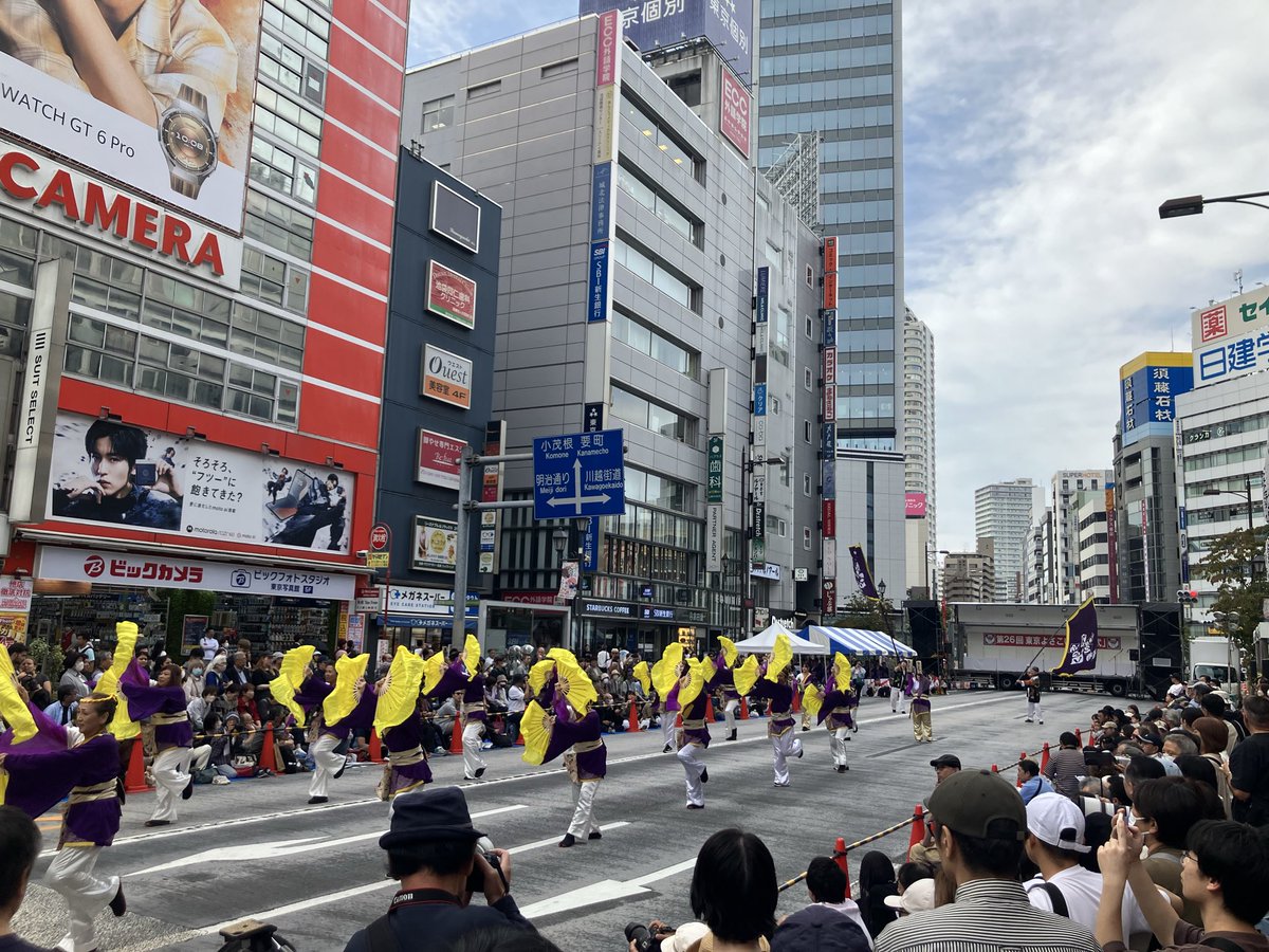 TsuyoshiSenda's tweet image. 池袋でよさこい祭り！
パフォーマーたちは待機しているだけでエネルギーが凄い。
溜めて溜めて放つのだろう。
人間集まったときの力は凄い。
凄いなぁ。