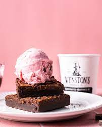atuucafeee's tweet photo. ༄˖°.🪐.ೃ࿔*:･ Ding ding ding

An order towards @compdreta from @Safkldos was made, its strawberry ice-cream topped brownies delivered to you by Emu!

⏾⋆.˚ 💌: ''MUAKMUAKMUAK BESOS A MI BESTI'' https://t.co/Xt4B8HTho9