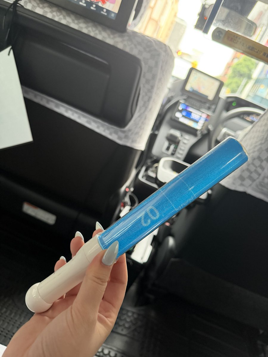 kl_m8u's tweet photo. 【拡散希望】
タクシー内にペンライト忘れた方いらっしゃいませんか？
超特急 カイくんのペンライトだと思います！本日KアリーナでのZOZOfesに行く方だと思うのですが、開演前に届けてあげたいです。落とした方まで届け！ https://t.co/UaT8eAKRpF