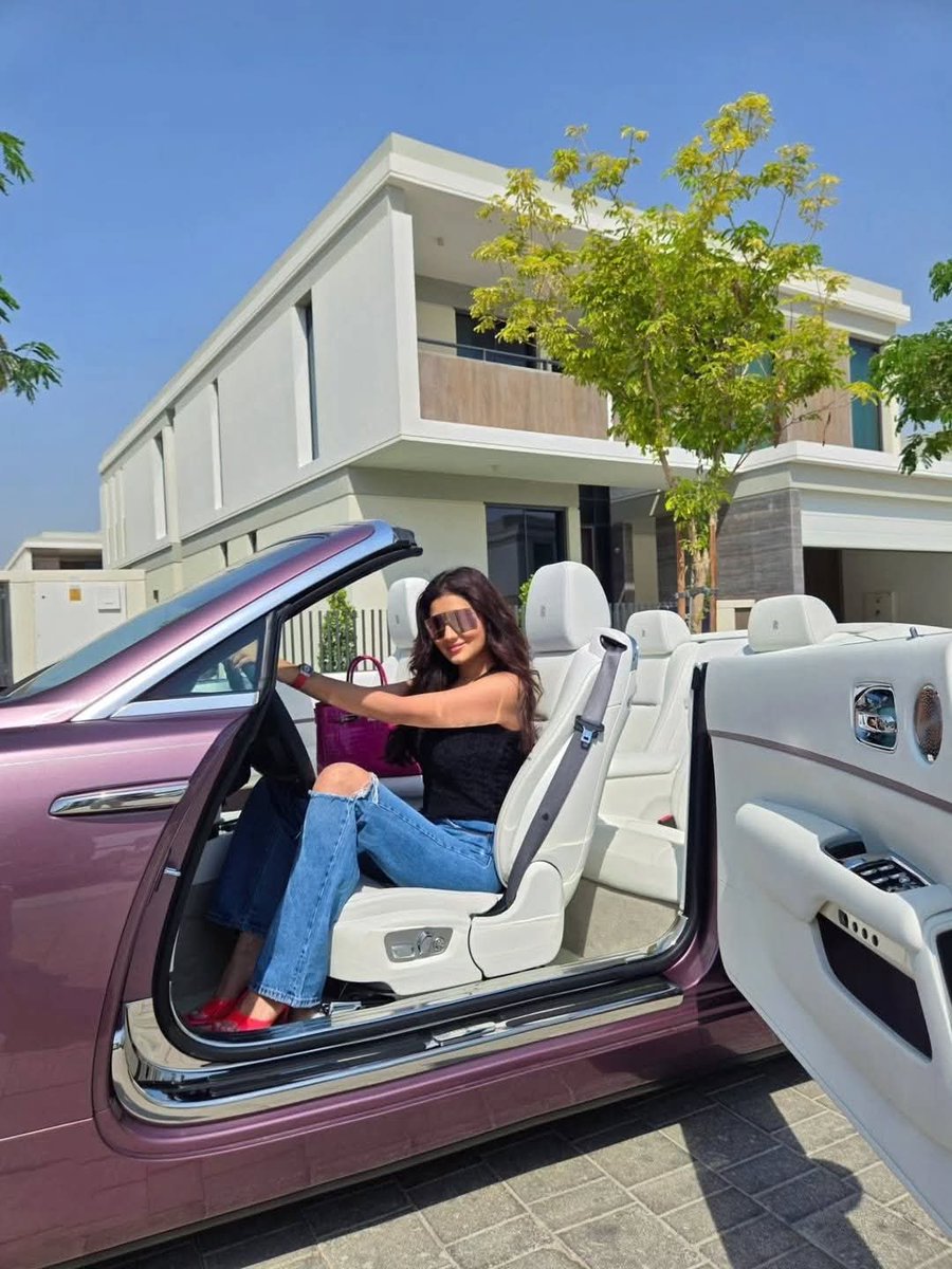 بعدما أهداها سيارة "رولز رويس" في عيد ميلادها.. #محمد_سامي لـ #مي_عمر  عايز أعترفلك بحاجة.. أنا بعت الساعة اللي جبتهالي في عيد ميلادي عشان أكمل ثمن العربية