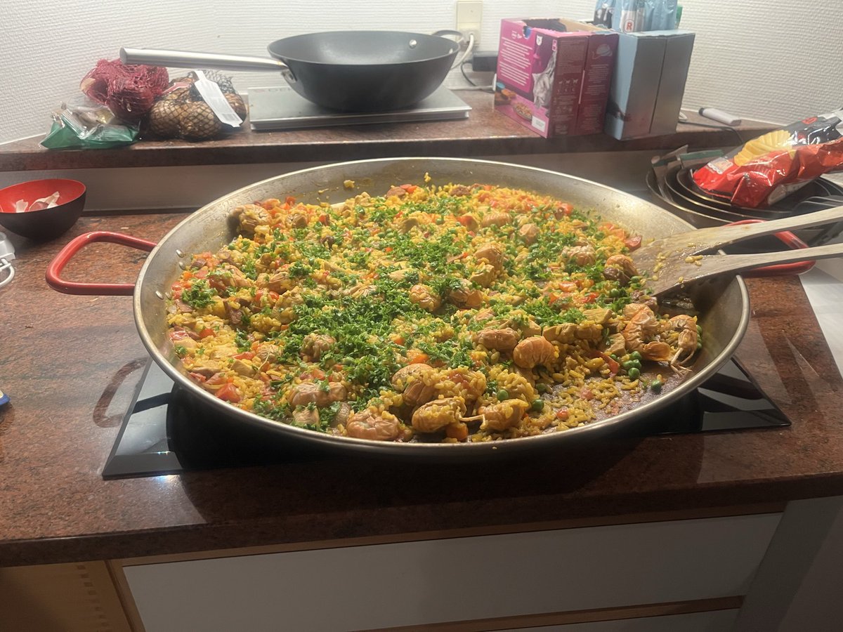 oz1lqo's tweet image. Jeg kan det bare 😎👍🏼😋🥘 #familiehygge #forstadsliv #spanien #søhøjlandet #nuerdetefterår #paellaskills #hvemgørpandenren