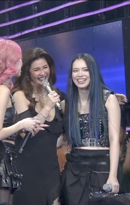 ginequerv's tweet photo. Cutieee yayai, and julieeee. Nag tabi pa talaga yung mag kamukha, hindi ko tuloy alam kung san si ate regine dyan..

Don'tAskMeWhy DNA
#ReigningQueenREGINE
#ASAPHardLaunch https://t.co/CAdIQn9PGW