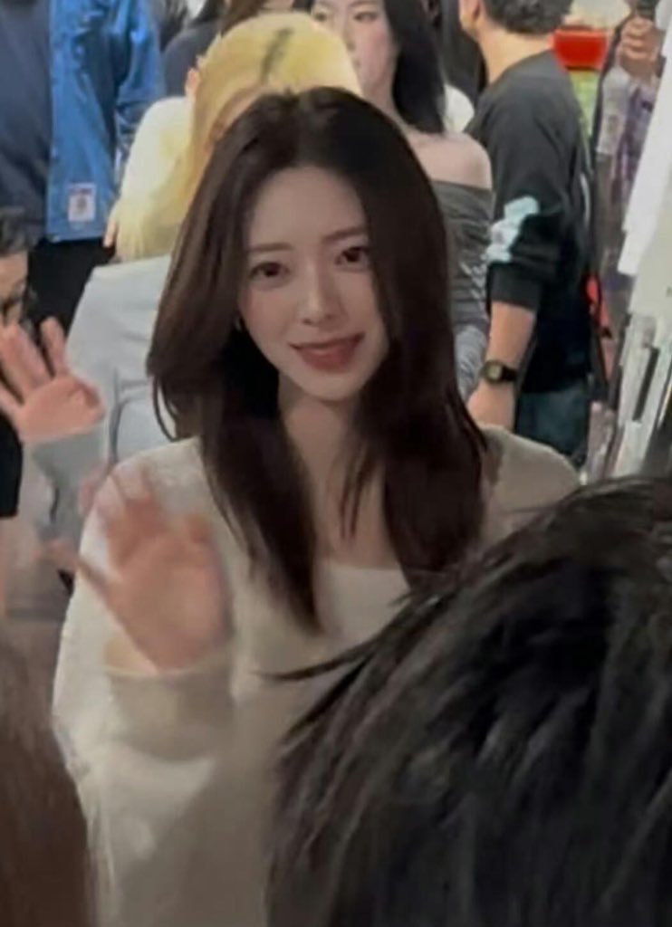 이목구비 말도안되게 빡빡빡 뚜렷하고 압도적으로 예쁜거 실감할때마다 진짜 나랑 다른 종족 같아...