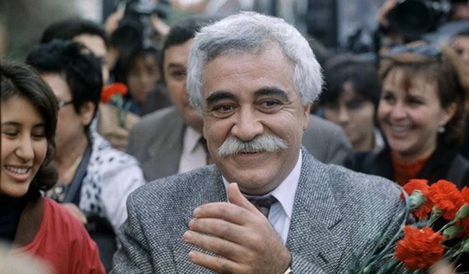 Dik durun…
Adil olun, sabırlı olun,
Daha iyi bir dünyada
görüşmek ümidiyle,
Atatürk’le kalın,
Cumhuriyet’le kalın,
Hoşçakalın!
#LeventKırca