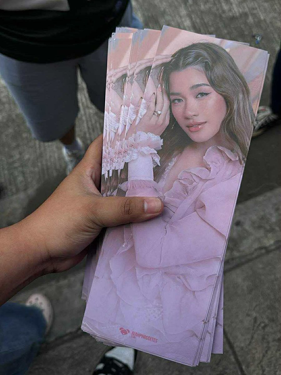 Hello, Honeys and Blooms!

We're currently outside Grand Xing Hotel near Riverside.

Get your Aiah banners and no no dumog please! 🥹

Thank you, <a href="/TEAMBLOOM_BCD/">TEAM BLOOM BACOLOD</a> ! 🩵

#BINIverseIloilo 
#AiahphroditesClub