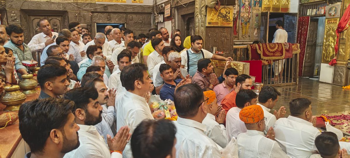 Devender Yadav (@devendrayadvinc) on Twitter photo आज श्री सालासर बालाजी महाराज के पावन दर्शन पूजन करने का सौभाग्य प्राप्त हुआ।
इस अवसर पर साथ में पूर्व मंत्री <a href="/RajendraSYadav_/">Rajendra Singh Yadav</a> जी, शाहपुरा विधायक <a href="/ManishYadavIn/">𝗠𝗮𝗻𝗶𝘀𝗵 𝗬𝗮𝗱𝗮𝘃</a> जी, मुंडावर विधायक <a href="/lalityadavinc/">Lalit Yadav MLA</a> ललित यादव जी भी मौजूद रहे।
श्री बालाजी महाराज सभी का कल्याण करें, मेरी यही मनोकामना आज श्री सालासर बालाजी महाराज के पावन दर्शन पूजन करने का सौभाग्य प्राप्त हुआ।
इस अवसर पर साथ में पूर्व मंत्री <a href="/RajendraSYadav_/">Rajendra Singh Yadav</a> जी, शाहपुरा विधायक <a href="/ManishYadavIn/">𝗠𝗮𝗻𝗶𝘀𝗵 𝗬𝗮𝗱𝗮𝘃</a> जी, मुंडावर विधायक <a href="/lalityadavinc/">Lalit Yadav MLA</a> ललित यादव जी भी मौजूद रहे।
श्री बालाजी महाराज सभी का कल्याण करें, मेरी यही मनोकामना