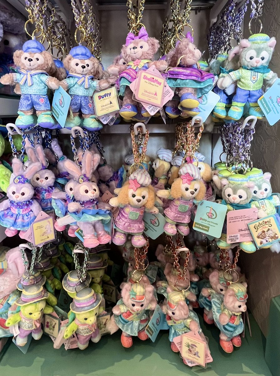 当初の発売情報から首を長〜〜〜くして待っていたFriendtastic!のSSとぬいちゃはパークにも空港ストアにもたくさん在庫ありました！(SSアンちゃん以外)
やっっっっと手に入って嬉しいいい🍎☺️
#HKDL