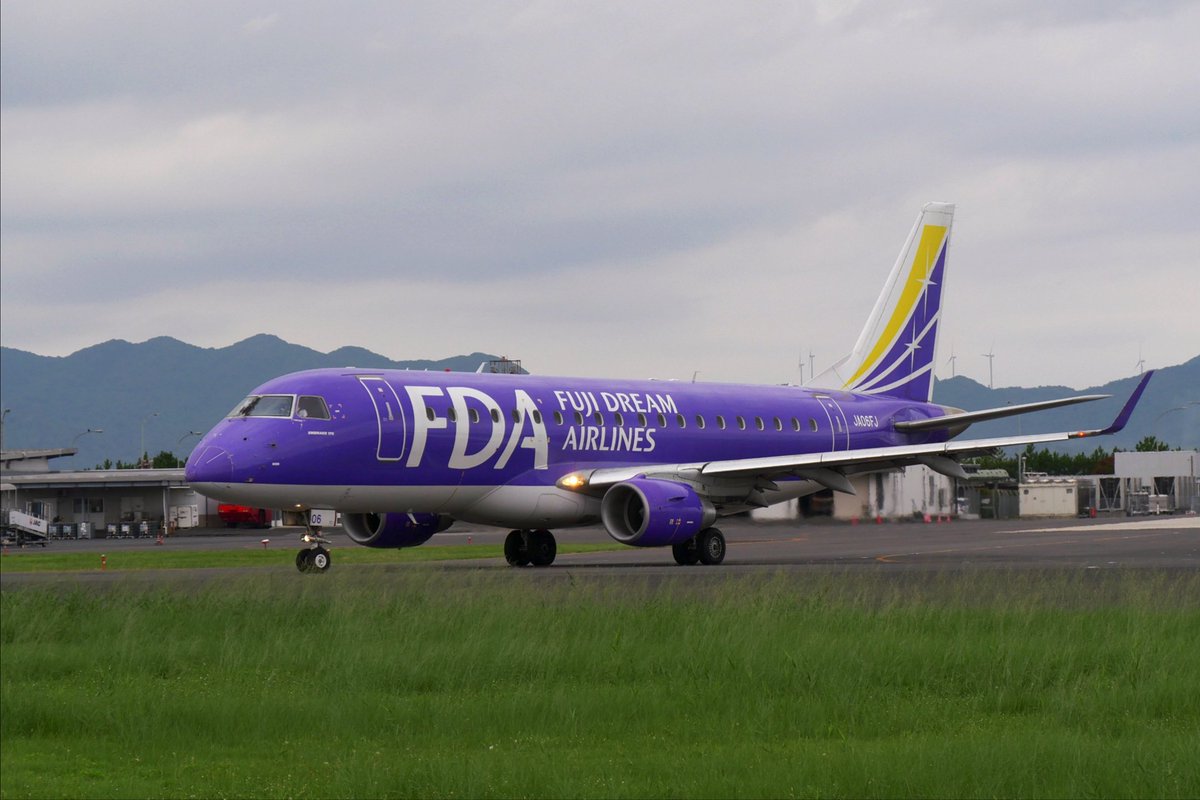 fukufuku262's tweet image. 出雲縁結び空港✈️より　☁️
滑走路の南側、中央付近

FDAのエンブラエルE175型機
6号機パープルの離陸（最近エヴァになったので早く見てみたい）

珍しく追い風気味ですが近道となる方向で飛び上がりました（残念）

#出雲空港
#FDA #E175