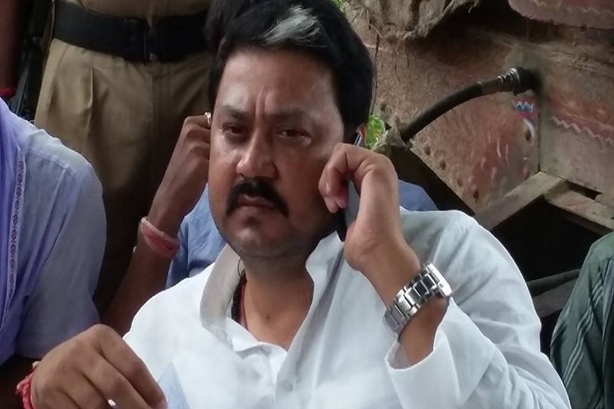 manishkrsingh04's tweet photo. साहेबगंज से NDA विधायक राजू सिंह के कारनामे ➡️बनिया समाज से आने वाली अर्चना गुप्ता हत्याकांड का मुख्य आरोपी
 इसने दारू के नशे में न्यू ईयर पार्टी के दौरान हत्या किया था,जिस कारण ये जेल भी गया अभी जमानत पे है।
➡️राजू सिंह का भाई भी हत्या का आरोपी है 
खैर सुखद खबर है कि इसे टिकट नहीं मिल रहा और NDA यहां से हार भी रही है