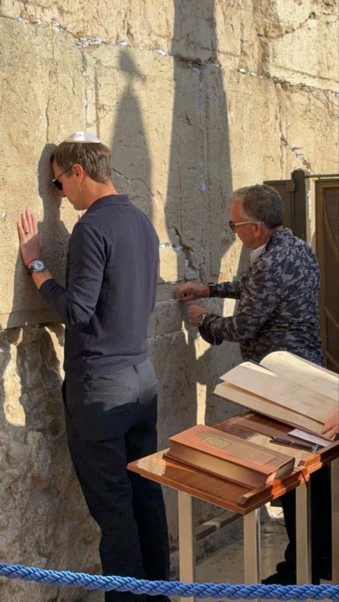 داوود الشريان : 

لسه مصدقين؟
في أوائل التسعينات، بعد سقوط الاتحاد السوفييتي، حضر الرئيس الراحل #حسني_مبارك لقاء مع المثقفين المصريين. وحين بدأ حديثه، التفت إلى اليساريين وقال ضاحكا ؛  "راحت عليكو! "
تلك الجملة تصلح اليوم لزمن آخر وصورة أخرى.
ها هما مبعوثا ترامب، #ستيف_ويتكوف و