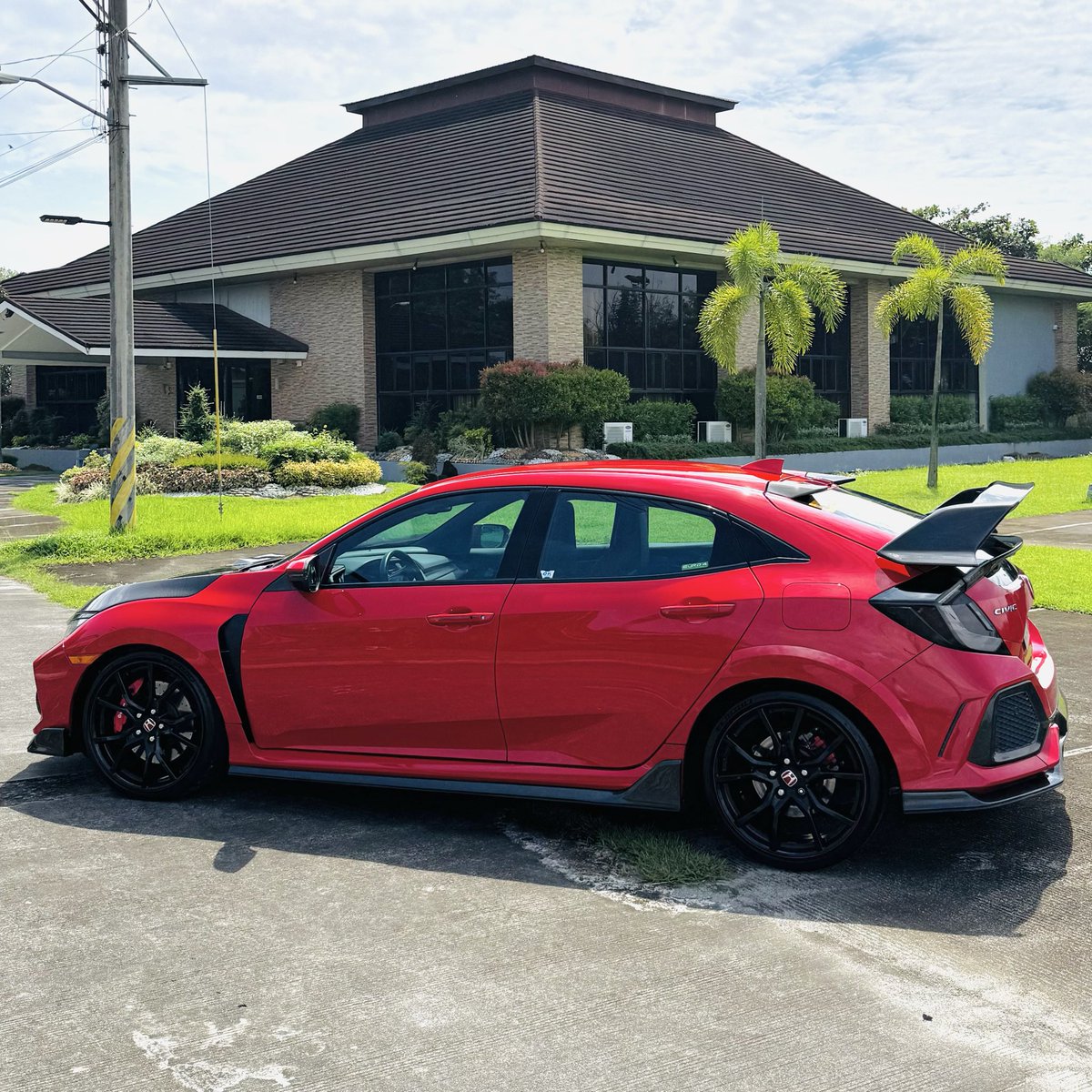 Im selling this 2019 FK8 HONDA CIVIC TYPE-R

If you’re interested, just send me a dm