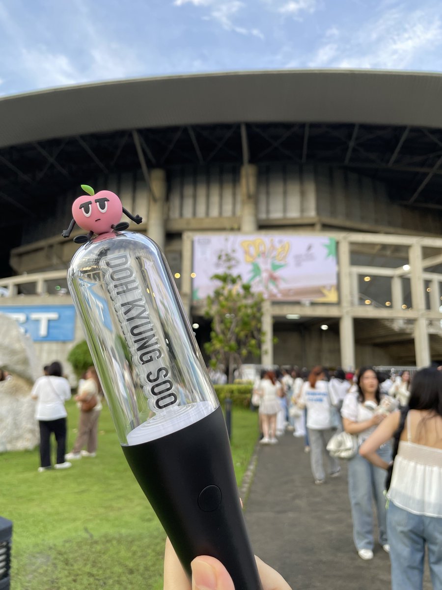izpraew's tweet photo. กลับมาเจอ #DohKyungsoo อีกครั้งกับ solo concert เต็มตัวครั้งแรกของน้อง หลังจากปีก่อนฮีน้องเสิร์ฟ fancon ไป รอบนี้มาฟังคยองร้องสดๆ เกือบ 2 ชม. แล้วฟินหูสุดๆ ฮีเอนเตอร์เทนแฟนๆ พูดแซว ยิ้มหวานตลอดคอน จะไม่ให้บอกว่าน่ารักยังไงไหว 555 
#DOit_inBANGKOK https://t.co/DabcdMg2kd