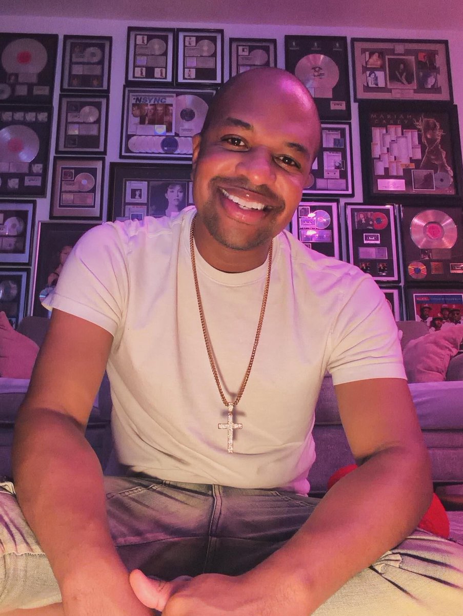 RonnieBettis's tweet image. Between dreams and reality—there’s me. 🌙 #LateNightVibes