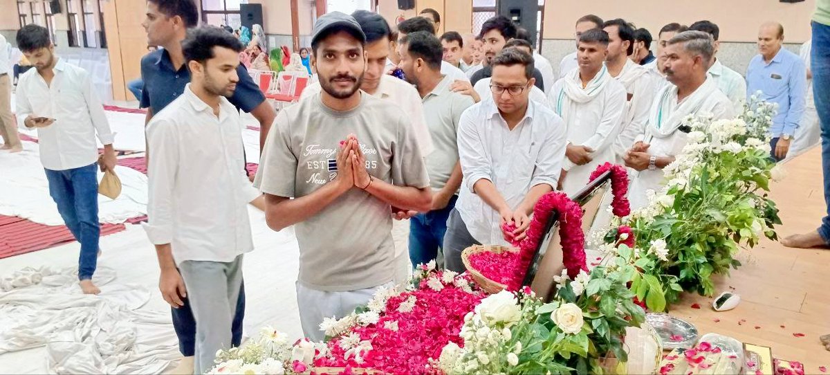 cse9889's tweet image. जयपुर में टोंक-सवाई माधोपुर सांसद श्री हरीश मीणा जी के पुत्र स्व: हनुमंत भैया की तीये की बैठक में शामिल होकर भावभीनी श्रद्धांजलि अर्पित की।
ईश्वर से प्रार्थना है कि दिवंगत आत्मा को अपने श्रीचरणों में स्थान दें और परिवारजनों को यह आघात सहने कि शक्ति प्रदान करें!🙏
@HC_meenaMP