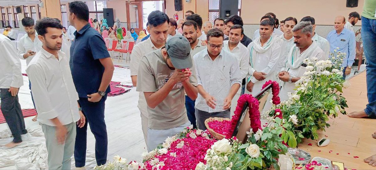 cse9889's tweet image. जयपुर में टोंक-सवाई माधोपुर सांसद श्री हरीश मीणा जी के पुत्र स्व: हनुमंत भैया की तीये की बैठक में शामिल होकर भावभीनी श्रद्धांजलि अर्पित की।
ईश्वर से प्रार्थना है कि दिवंगत आत्मा को अपने श्रीचरणों में स्थान दें और परिवारजनों को यह आघात सहने कि शक्ति प्रदान करें!🙏
@HC_meenaMP